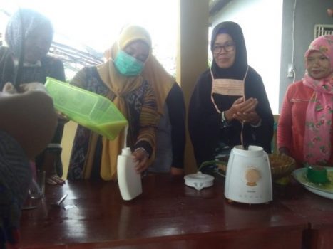 Inovatif, Ibu-Ibu PKK Desa Pasuruan Buat Cairan Hand Sanitizer