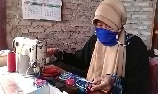 Wabah Virus Corona, Mbah Yati Kebanjiran Order Membuat Masker