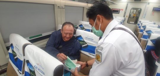 Antisipasi Virus Corona, PT KAI Tanjungkarang Bagikan Masker