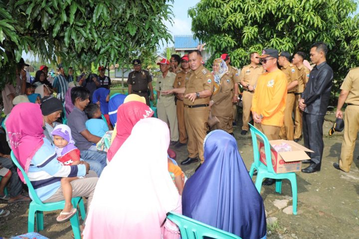 12 Rumah Diterjang Puting Beliung, Plt Bupati Lamsel Serahkan Bantun