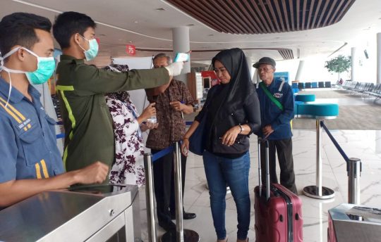 Cegah Virus Corona, Penumpang Kapal Eksekutif di Pelabuhan Bakauheni Diperiksa dengan Thermo Gun