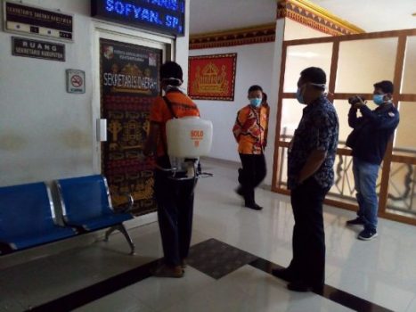 Cegah Covid-19, Pemkab Lampung Utara Semprot Desinfektan Areal Perkantoran