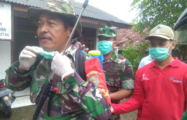 Pemdes Pasuruan dan Koramil Penengahan Lakukan Penyemprotan Disinfektan
