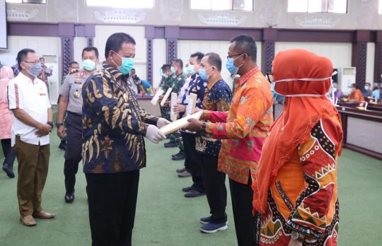 Gubernur Lampung Serahkan 50 Ribu Masker, Dua Ribu APD, dan Lima Ribu Masker Bedah