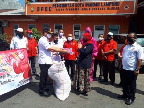 KONI Bandarlampung Serahkan Bantuan 100 Hazmat dan 5.000 Masker