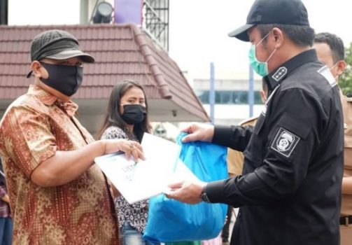 Gubernur Sumsel Serahkan Paket Sembako dan Masker