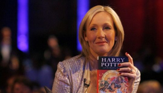 JK Rowling Bagikan Teknik Penyembuhan Gejala Virus Corona