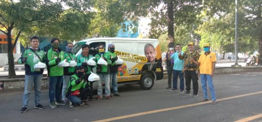 Dampak Covid-19, Lodewijk F Paulus Bagikan Nasi Kotak di Metro