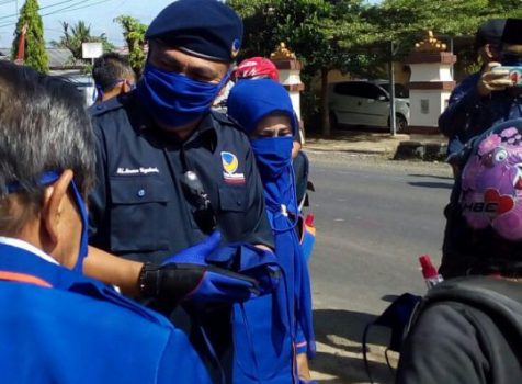 Partai Nasdem Lampung Utara Bagikan Ratusan Masker