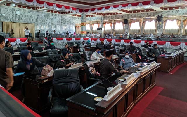 Suasana sidang paripurna penyampaian laporan hasil pembahasan Pansus LKPj tahun 2019 (1)