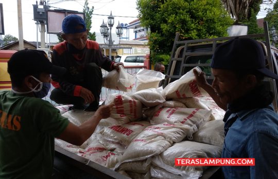 Pemkot Bandarlampung Bagikan Beras untuk Warga Penerima BPNT dan PKH