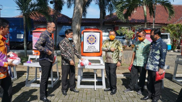 Pemkab Lamsel Terima Masker dan Alat Cuci Tangan dari Para Alumni PTK