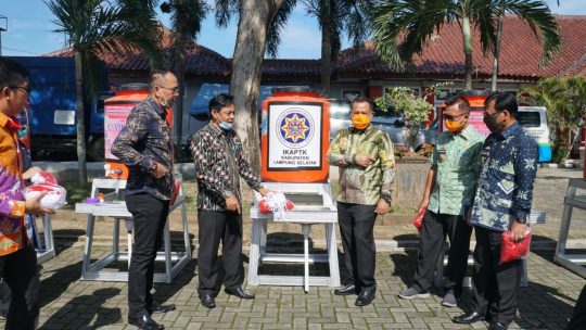 Pemkab Lamsel Terima Masker dan Alat Cuci Tangan dari Para Alumni PTK