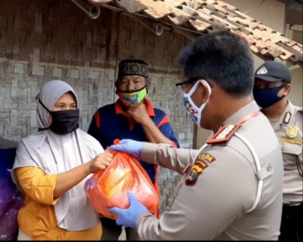 Ditlantas Polda Lampung Bagikan 500 Paket Sembako