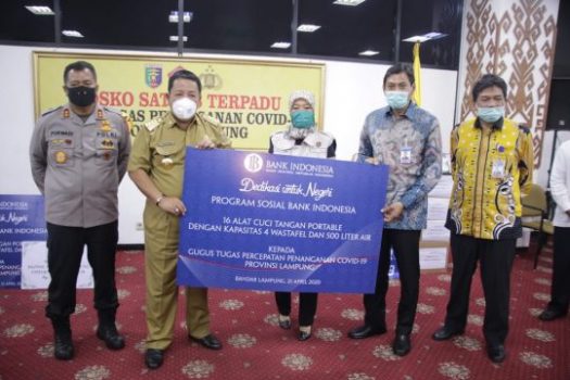 Kalangan Perbankan Lampung Serahkan Bantuan Puluhan Wastafel dan 15 Ribu Masker