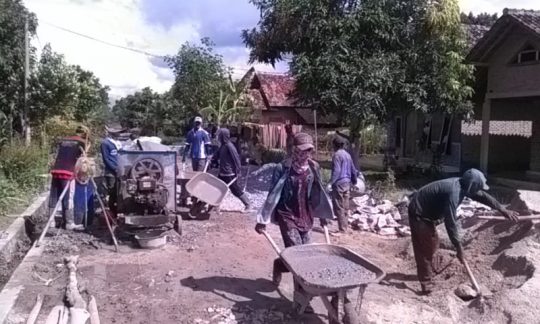 Di Tengah Pandemi Covid-19, Desa Sidorejo Tetap Bangun Jalan Rabat Beton