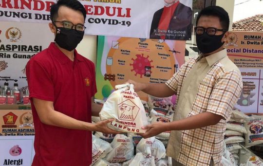 Ahmad Giri Akbar Bagikan Ratusan Paket Sembako untuk Masyarakat Lampung Timur