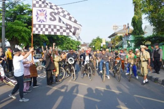 Sekda Kota Metro Lepas Sepeda Gowes Kagama