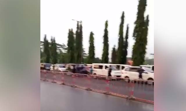 Antrean mobil pribadi terpaksa harus memutar balik karena tidak bisa menyeberang ke Sumatera melalui Pelabuhan Merak.