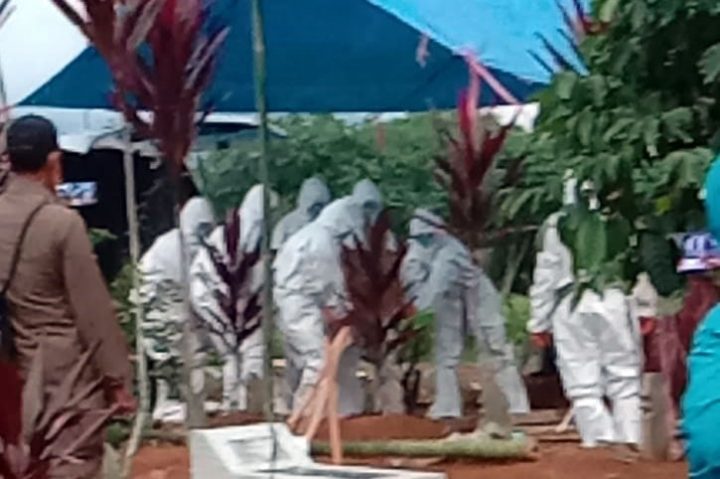 Pemakaman Jenazah Pasien Virus Corona di Lampung Barat Berlangsung Lancar