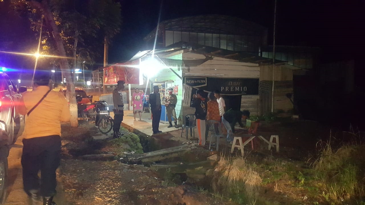 Cegah Penyebaran Virus Corona, Tim COVID Lampura Bubarkan Kerumunan Warga