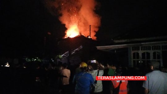 Bangunan Wan Ajo Resto and Karaoke Kotabumi Ludes Terbakar