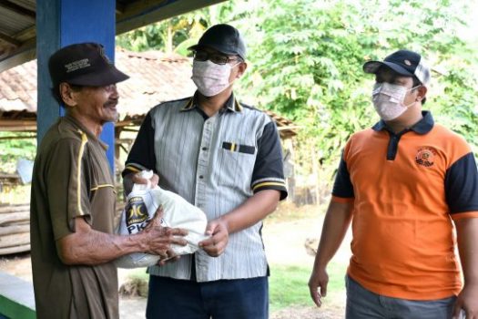 PKS Lampung Utara Bagikan Sembako kepada Warga