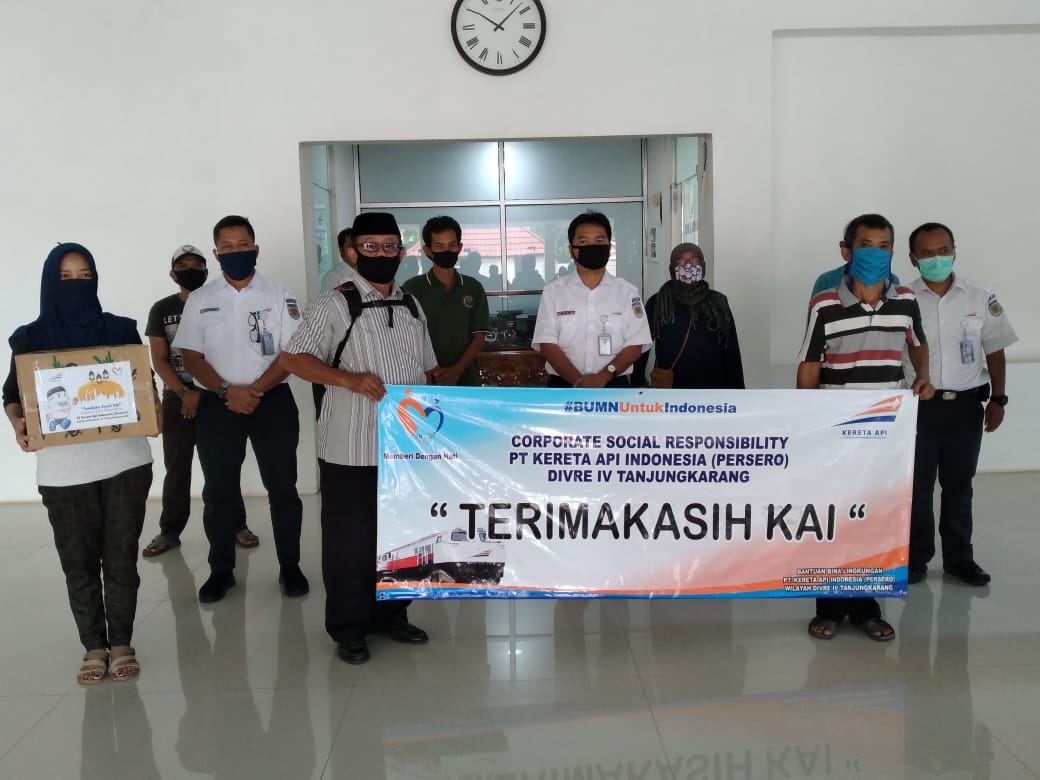 Berkah Ramadan, PT KAI Tanjungkarang Bagikan 700 Paket Sembako