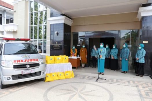 Ketua TP PKK Lampung Serahkan 83 Paket Sembako untuk Pegawai RSUAM