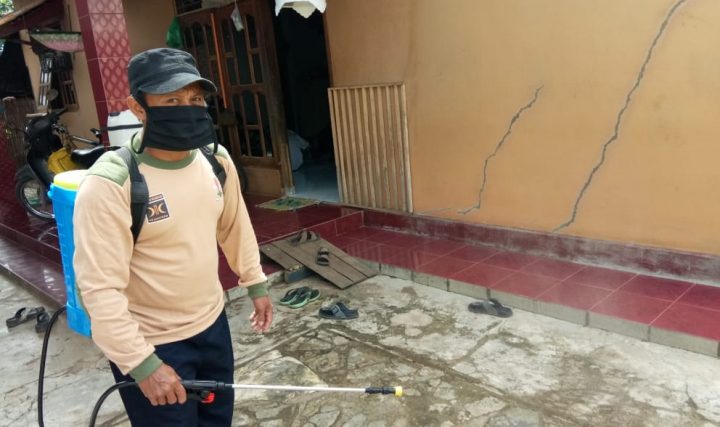 Cegah Penyebaran Virus Corona, DPC PKS Sidomulyo Lakukan Penyemprotan Disinfektan