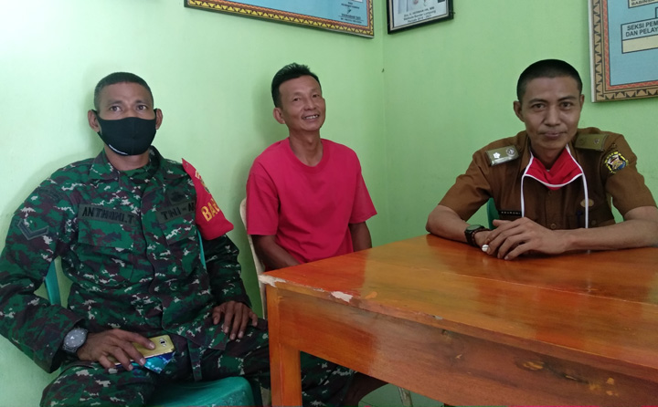 Dua Warga Pakai Kaus Bergambar Eva Dwiana Saat Bagikan Beras Bantuan Walikota Bandarlampung, Ini Penjelasan Lurah Kuripan