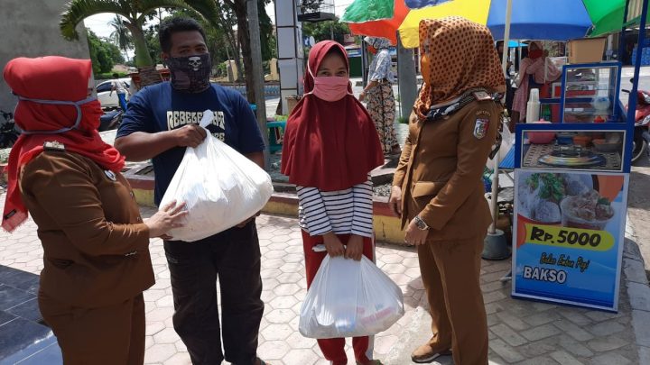 Kurangi Dampak Covid-19, Bupati Winarti Salurkan Bantuan kepada Masyarakat