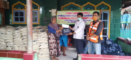 Bukit Asam Peduli, PTBA Berikan 559 Paket Sembako kepada Warga Tarahan.