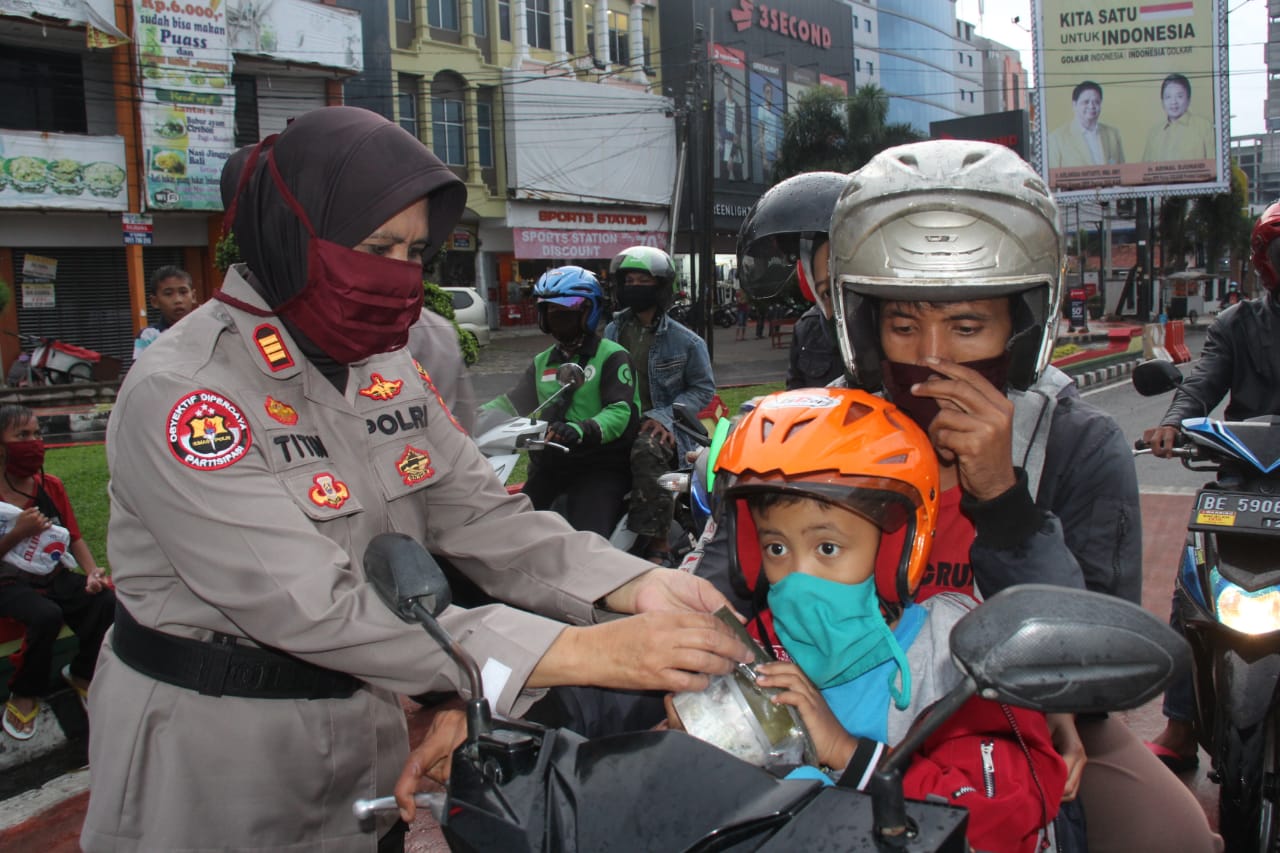 Polwan dan Bhayangkari Polresta Bandar Lampung Bagikan Takjil Gratis di Tugu Adipura