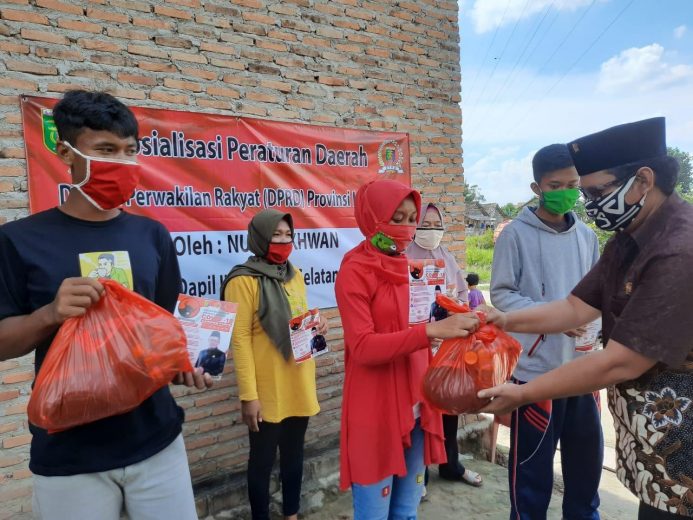 Reses, Nurul Ikhwan Bagikan Paket Sembako untuk Warga Lima Kecamatan