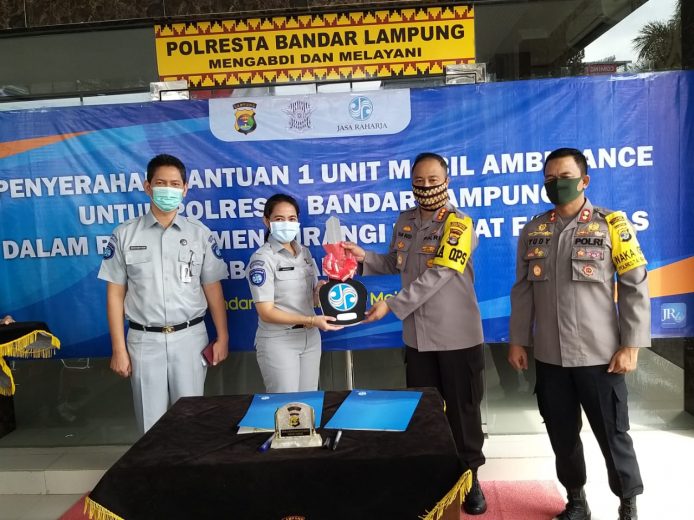 Polresta Bandarlampung Terima Satu Mobil Ambulans dari Jasa Raharja