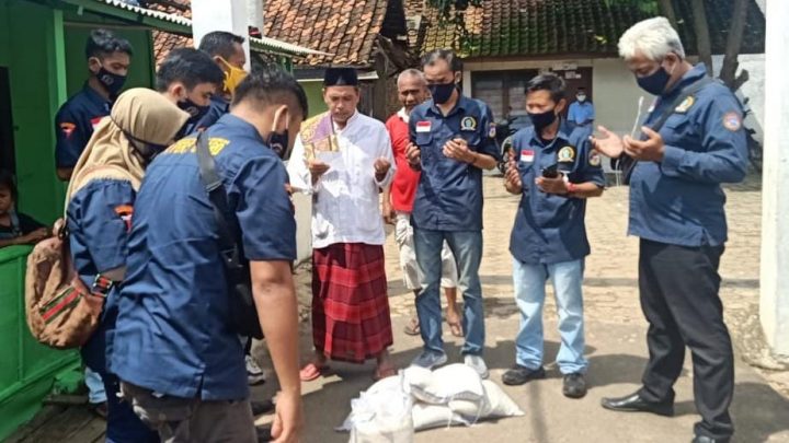 AWPI Bandarlampung Bagikan Satu Ton Beras untuk Warga Terdampak Covid-19