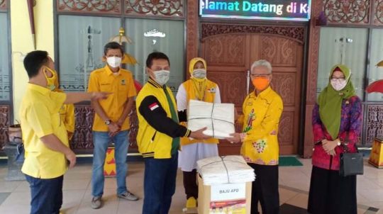 Airlangga Hartarto Kirim APD dan Bingkisan Lebaran ke Lampung
