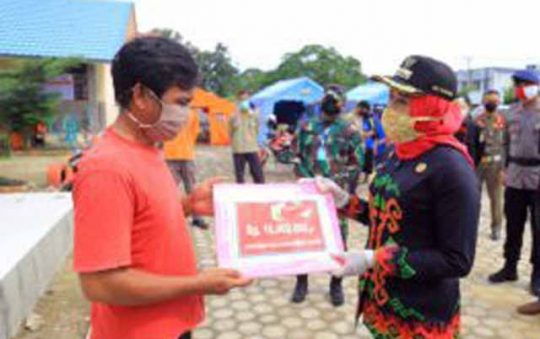 Puting Beliung di Tulangbawang, Bupati Winarti Serahkan Bantuan Rp1,5 Miliar untuk Para Korban