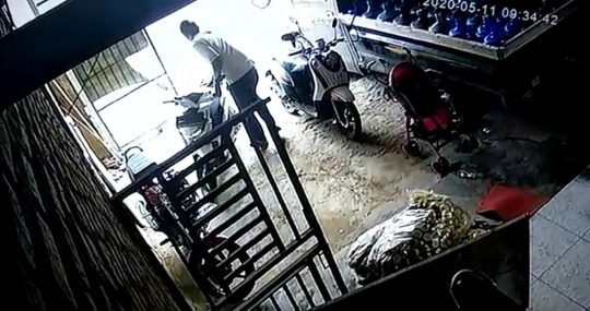 Terekam CCTV, Pencuri Gondol Sepeda Motor di Desa Sidorejo Lamsel