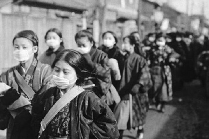 Para siswi di Jepang menggunakan masker dalam perjalanan ke sekolah pada tahun 1920.(BBC Indonesia/Getty Image)