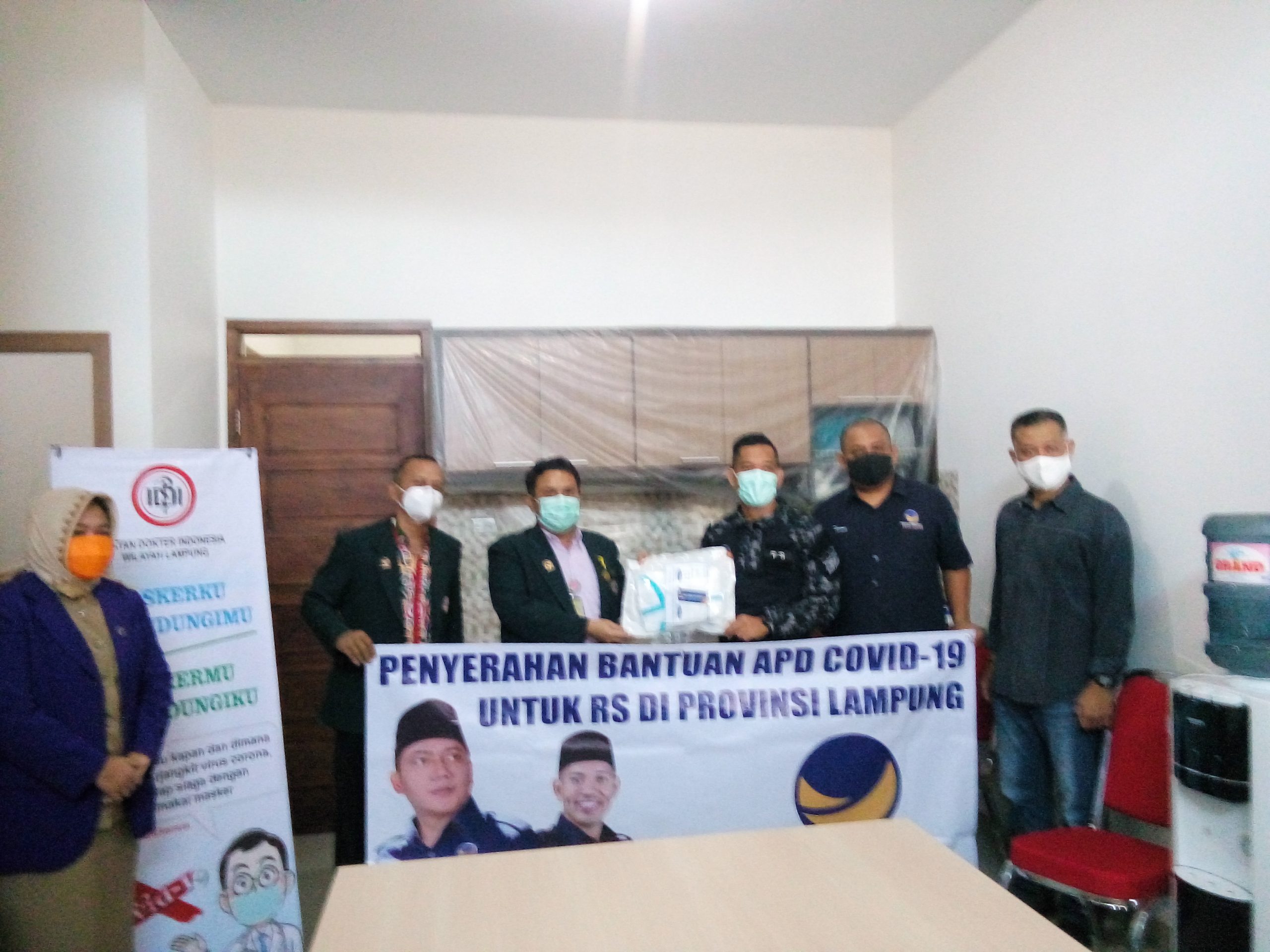 Nasdem Lampung Serahkan Bantuan 150 APD Kepada IDI Lampung