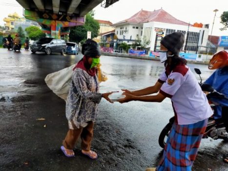 PBL Lampung dan Yayasan Alfian Husin Kembali Bagikan Nasi Kotak