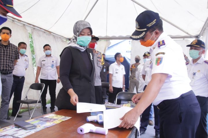 Waspada Covid-19, Wagub Lampung Tinjau Posko ‘Check Point’ Pelabuhan Bakauhanei