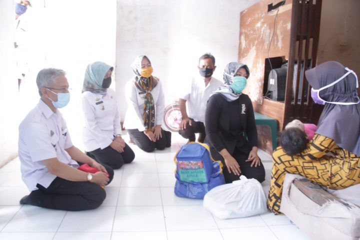 Terdampak Covid-19, Lima Penyandang Disabilitas di Bandarlampung Terima Bantuan Pemprov