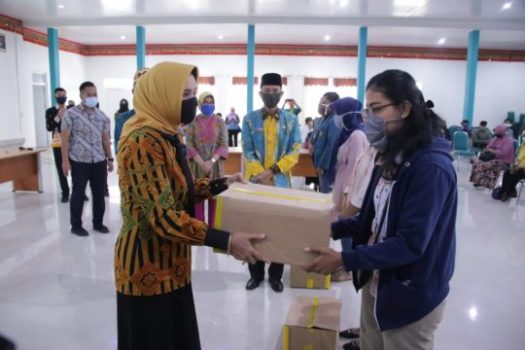 Istri Gubernur Lampung Bantu Sembako Mahasiswa Unila yang Terdampak Covid-19
