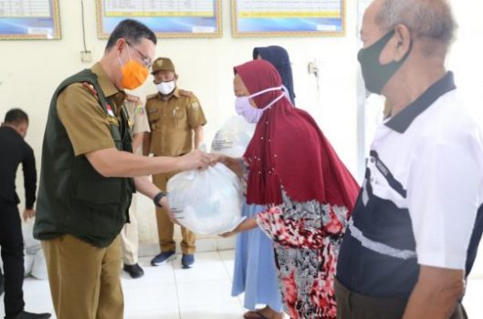 Sekdaprov Lampung Serahkan Bantuan Pangan B2SA kepada Masyarakat Terdampak Covid-19 di Bandarlampung