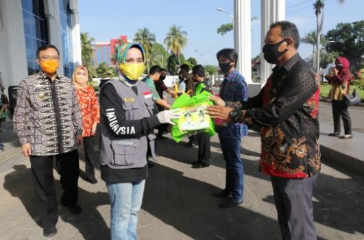Ketua TP PKK Lampung Serahkan 580 Paket Sembako kepada Anggota Koperasi Mina Jaya