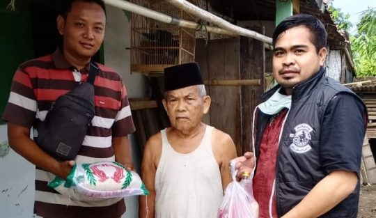 Covid-19, Bikers Subuhan Chapter dan Paguyuban Pawon Kidul Sidomulyo Bagikan Sembako