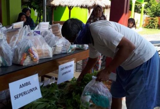 DKP Lampung Bagikan 100 Paket Sembako untuk Warga Natar